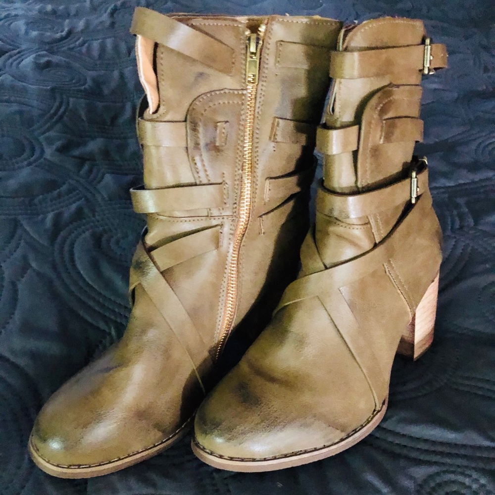 NWOT Really poor quality boots